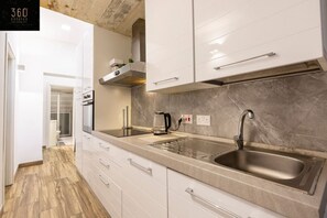 Jääkaappi, mikroaaltouuni, uuni, astianpesukone