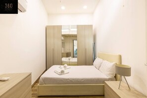 2 Schlafzimmer, Schreibtisch, Bügeleisen/Bügelbrett, Reisekinderbett