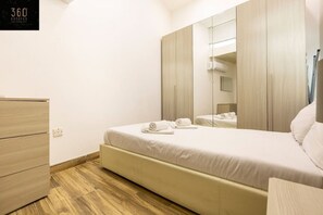 2 makuuhuonetta, työpöytä, silitysrauta/-lauta, vauvan matkasänky