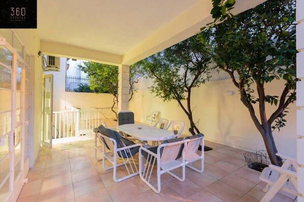 Outdoor dining - Spacious NUM1 house in Swieqi - Sleeps 18 w/WIFI (Is-Swieqi)
