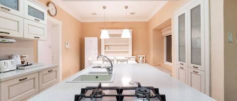 Réfrigérateur, micro-ondes, four, lave-vaisselle