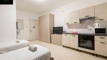 9 bedrooms, desk, iron/ironing board, travel cot