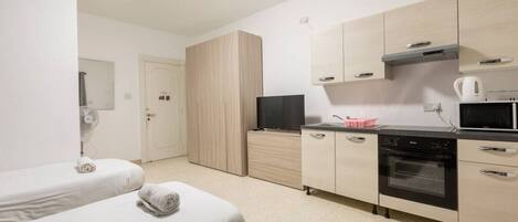 9 slaapkamers, een bureau, een strijkplank/strijkijzer, reisbedje