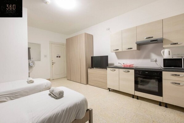 9 Schlafzimmer, Schreibtisch, Bügeleisen/Bügelbrett, Reisekinderbett