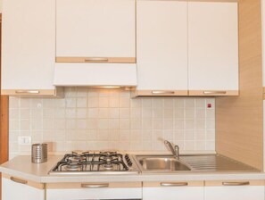 Refrigerador, microondas, horno y utensilios de cocina 