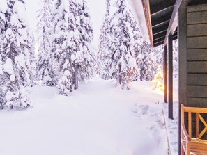 Un paysage enneigé avec des arbres et une structure en bois.