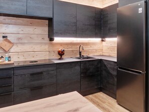 Jääkaappi, mikroaaltouuni, astianpesukone