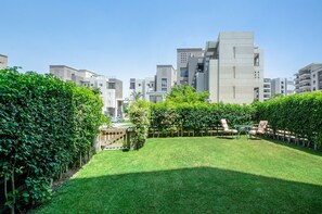 Outdoor dining - Vesta - Luxury Apt - 2Br - Cfc (I) (New Cairo City)