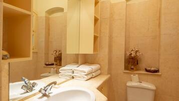 Een douche, handdoeken