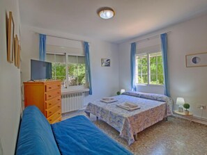 4 bedrooms, iron/ironing board, WiFi