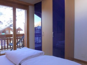 2 bedrooms, desk, Internet