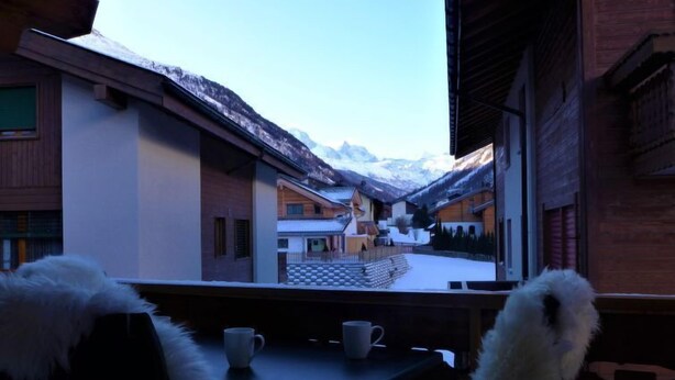A cozy chalet with a view of snow-covered mountains. - Arbgrat by Interhome (Täsch)