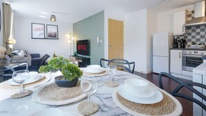 A modern apartment with a dining area, kitchen, and living space. - Beautiful Apartment • Close to Town Centre • Free Parking • Fast-Wifi • Sky TV • By Yoko Property (Northampton)