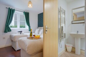 2 bedrooms, desk, iron/ironing board, travel crib