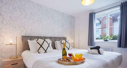 Beautiful Apartment • Close to Town Centre • Free Parking • Fast-Wifi • Sky TV • By Yoko Property