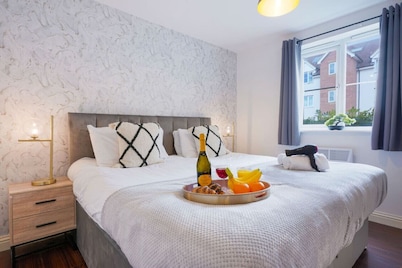 Beautiful Apartment • Close to Town Centre • Free Parking • Fast-Wifi • Sky TV • By Yoko Property