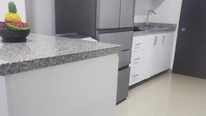Kühlschrank, Herdplatte, Kochgeschirr/Geschirr/Besteck