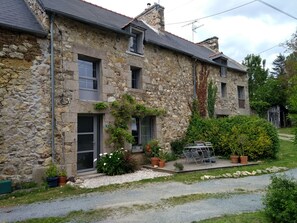 Exterior - Charming renovated stone cottage in quiet area with garden and terrace. Sleeps 4 (Pleslin-Trigavou)