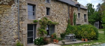 Charming renovated stone cottage in quiet area with garden and terrace. Sleeps 4