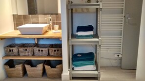 Een douche, een haardroger, handdoeken, toiletpapier