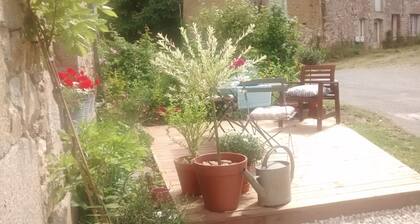 Charmant cottage rénové en pierres au calme, jardin et terrasse decking. Pour 4
