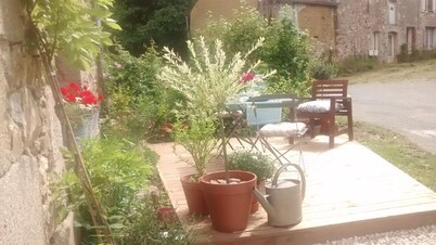 Charming renovated stone cottage in quiet area with garden and terrace. Sleeps 4