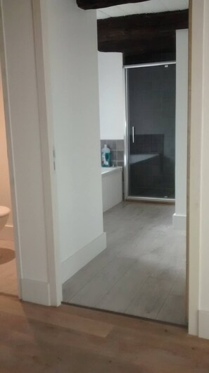 Dusche, Haartrockner, Handtücher, Toilettenpapier