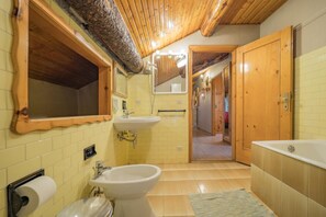 Ensemble baignoire-douche, séchoir à cheveux, bidet, serviettes fournies