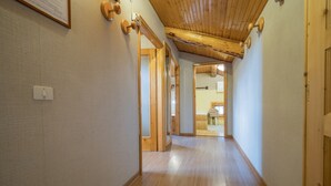 Un pasillo con suelo y techo de madera.