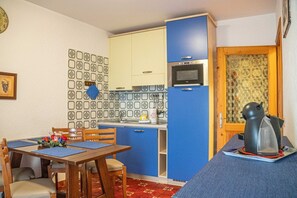 Kühlschrank, Mikrowelle, Herdplatte, Geschirrspüler