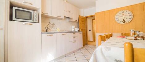 Réfrigérateur, micro-ondes, plaque de cuisson, lave-vaisselle