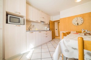 Kühlschrank, Mikrowelle, Herdplatte, Geschirrspüler