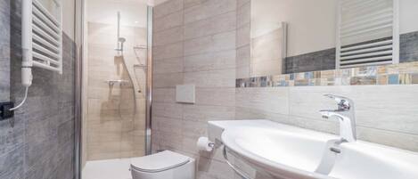 Regadera, secadora de cabello, bidet, toallas