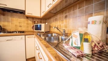 Geladeira, micro-ondas, cooktop, lava-louças