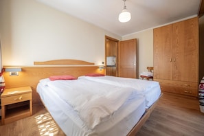 2 bedrooms, WiFi, bed sheets