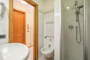 Dutxa, assecador de cabells, bidet i tovalloles 