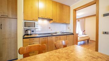 Fridge, microwave, stovetop, cookware/dishes/utensils
