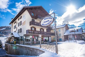 Un bâtiment sur lequel on peut lire l’enseigne « Ristorante Bellavista », avec une autre enseigne, « Bar », en dessous.