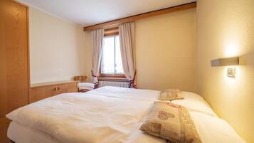 2 bedrooms, WiFi, bed sheets