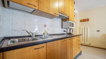 Fridge, microwave, stovetop, cookware/dishes/utensils