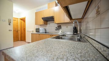 Microwave, stovetop, cookware/dishes/utensils