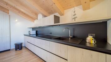 Frigorifero, microonde, piano cottura, lavastoviglie