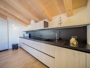 Kjøleskap, mikrobølgeovn, kokeplater og oppvaskmaskin