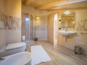 Douche, sĂšche-cheveux, bidet, serviettes fournies