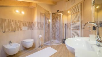Doccia, asciugacapelli, bidet, asciugamani