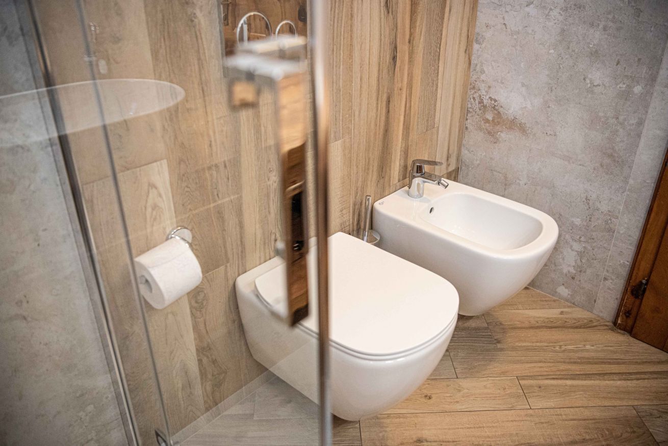 Bruser, hårtørrer, bidet, håndklæder