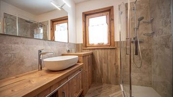 Dusche, Haartrockner, Bidet, Handtücher