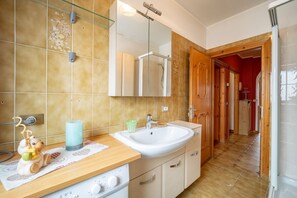 Shower, hair dryer, bidet, towels - Family vacations in Chalet Mokino (Livigno)