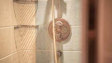 Douche, sèche-cheveux, bidet