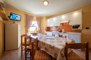 Kühlschrank, Mikrowelle, Herdplatte, Geschirrspüler